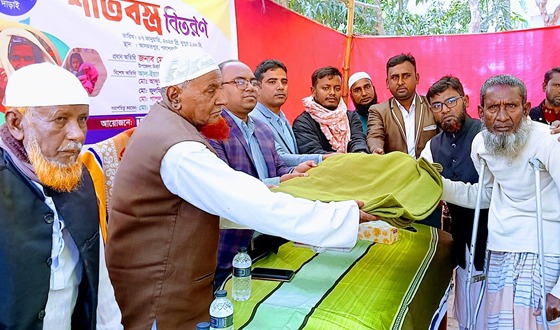 পলাশবাড়ীতে শীতার্ত মানুষের মাঝে শীতবস্ত্র বিতরণ