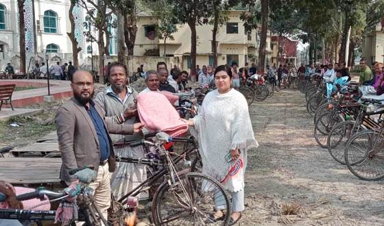 পার্বতীপুরে ভ্যানচালকদের মাঝে কম্বল বিতরণ