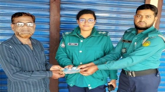 রাজশাহীতে হারানো ম্যানিব্যাগসহ টাকা ফিরত দিলেন পুলিশ
