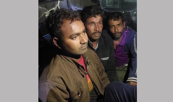 ঝিনাইদহে অস্ত্রসহ ৩ চাঁদাবাজ ধরলেন গ্রামবাসি