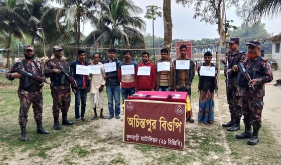 বিরামপুর সীমান্ত থেকে আটক ৮