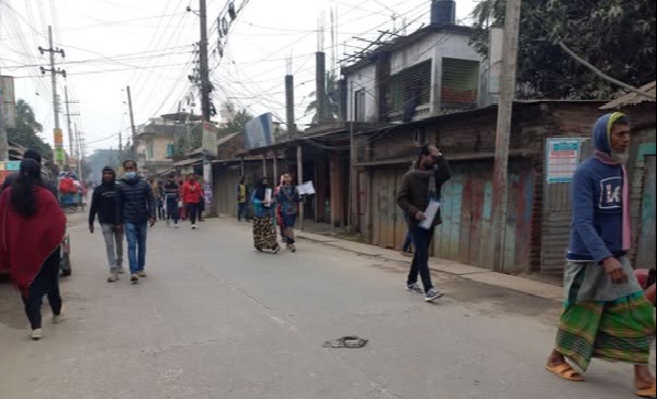 গাইবান্ধায় ইজিবাইক শ্রমিকদের সকাল সন্ধ্যা ধর্মঘট  পালন