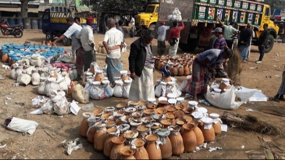 কালীগঞ্জে জমে উঠেছে বৃহত্তম গুড়ের হাট