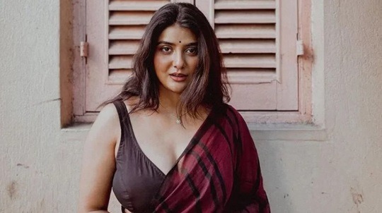 কলকাতায় কাজে কম থাকায় ঢাকাই ফিল্ম ইন্ডাস্ট্রিতে পার্নো