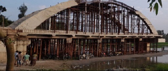 সুন্দরগঞ্জে আর্চ ব্রীজ নির্মাণে ঠিকাদারের গাফিলতি
