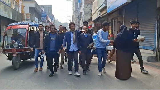 টাঙ্গাইলে লিফলেট বিতরণ করেছে বৈষম্য বিরোধী ছাত্র আন্দোলন