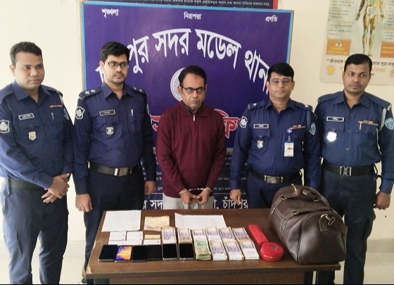 ৯ লক্ষ ৮১ হাজার টাকা ও মোবাইল সহ প্রতারক গ্রেপ্তার