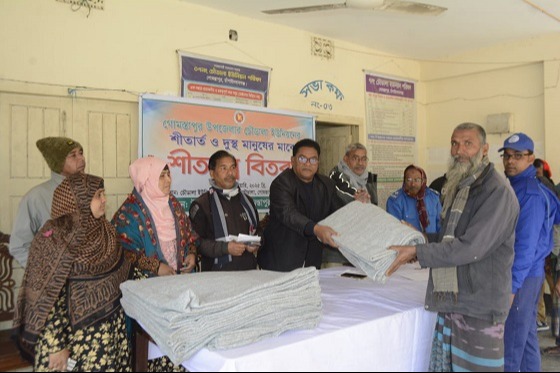 গোমস্তাপুরের চৌডালায় শীতবস্ত্র বিতরণ