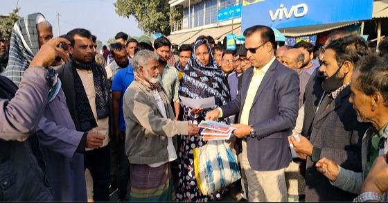 মান্দায় বিএনপির কেন্দ্রীয় নেতার লিফলেট বিতরণ