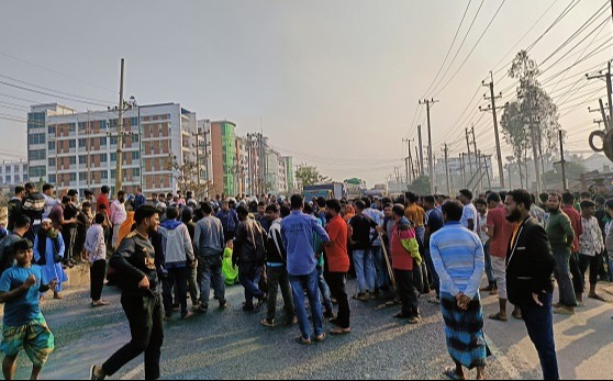 ভালুকায় পোষাক শ্রমিকদের মহাসড়ক অবরোধ