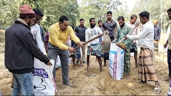 সেচ্ছাশ্রমে দেড় কি.মি রাস্তা ও বেড়িবাঁধ সংস্কার