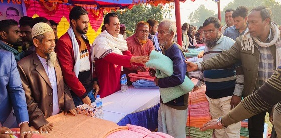 মান্দায় শীতার্ত মানুষের মাঝে কম্বল বিতরণ