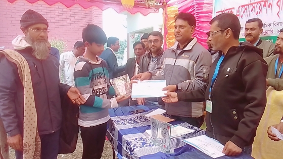 বাঘায় বৃত্তিপ্রাপ্ত শিক্ষার্থীদের অর্থ ও সার্টিফিকেট প্রদান