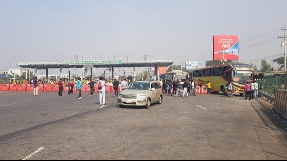 ধলেশ্বরী টোল প্লাজার সামনে ব্লকেড কর্মসূচি পানন