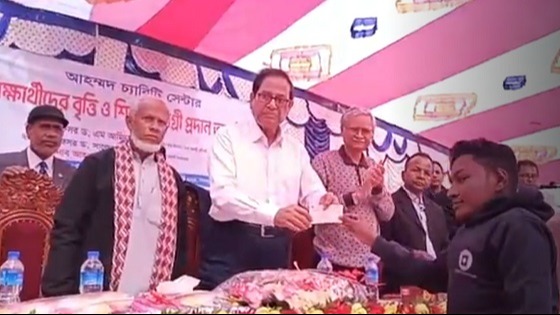 তানোরে শিক্ষার্থীদের ল্যাপটপ ও শিক্ষাবৃত্তি বিতরন