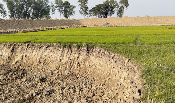 মহাদেবপুরে ফসলী জমিতে পুকুর খনন: জরিমানা