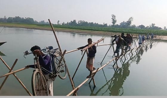 পলাশবাড়ীতে ঝুঁকি নিয়ে নদীর পারাপার