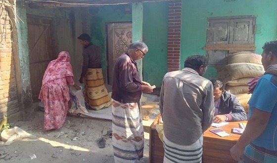 ডিমলায় ওএমএস এর চাল বিক্রির উদ্বোধন