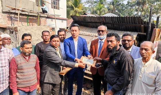 নাজিরপুরে অগ্নিকাণ্ডে ক্ষতিগ্রস্থ দোকান মালিকদের আর্থিক সহায়তা
