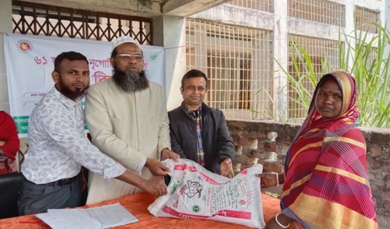 কয়রায় ক্ষুদ্র নৃ -গোষ্ঠীদের মাঝে হাঁস-মুরগীর খাদ্য বিতরণ