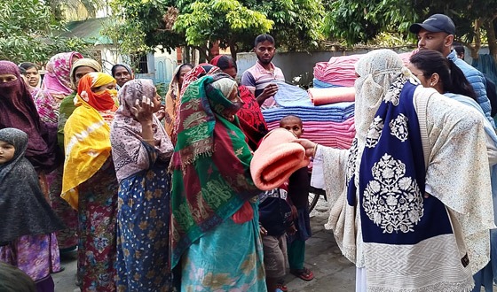 নড়াইলে শীতার্তদের মাঝে কম্বল বিতরণ