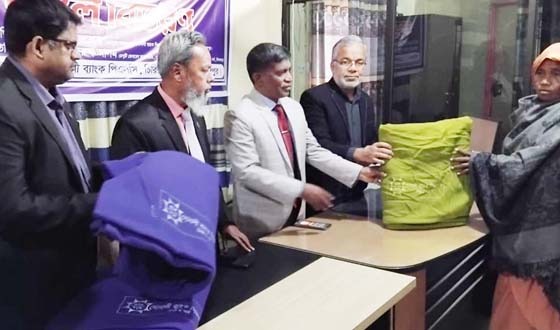 চিরিরবন্দরে সোনালী ব্যাংক এর উদ্যোগে শীতবস্ত্র কম্বল বিতরণ
