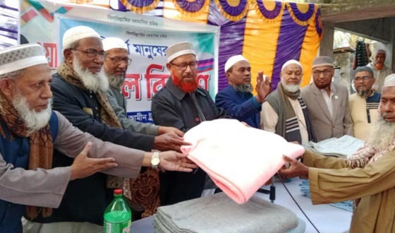 আশাশুনিতে শীতার্তদের মাঝে জামায়াতের জেলা আমীরের কম্বল বিতরণ
