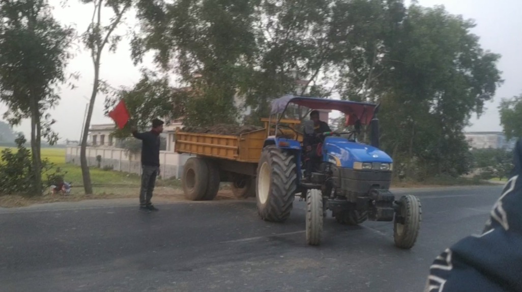 রাজশাহী-নওগাঁ সড়কে দাপিয়ে বেড়াচ্ছে  অবৈধ ট্রাক্টর