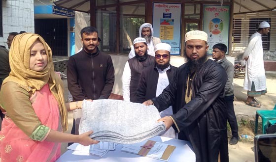 কালীগঞ্জে মাদ্রাসার শিক্ষার্থীদের মাঝে প্রশাসনের কম্বল বিতরণ