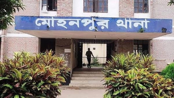 মোহনপুরে জনতা তোপের মুখে পলালো সোর্সসহ পুলিশ