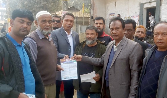 ৩১ দফা বাস্তবায়নে পলাশবাড়ীতে লিফলেট বিতরণ