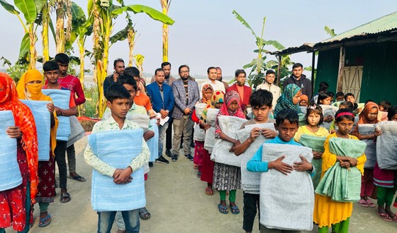রাজারহাটে ইউএনও এর শীত বস্ত্র বিতরণ