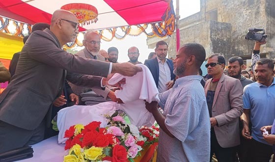 পিরোজপুরে শ্রমিকদের মাঝে প্রধান উপদেষ্টার তহবিল’র কম্বল বিতরণ