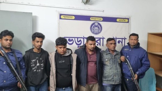 বিদেশি অস্ত্র ও গুলিসহ আটক ৪