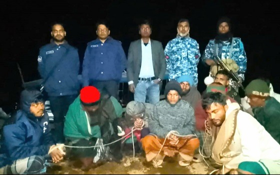 চাঁদপুর মেঘনায় জাটকার ট্রলারসহ আটক ৯