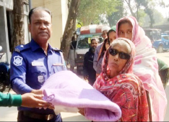 কালীগঞ্জে অসহায়দের মাঝে কম্বল বিতরণ
