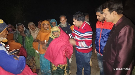 দেবহাটায় ইউএনওর ছিন্নমূল মানুষদেরকে কম্বল বিতরন