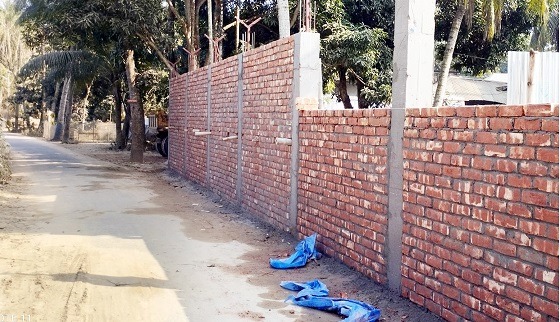 চরভদ্রাসনে রাস্তার জমি জুড়ে দেয়াল নির্মানের অভিযোগ