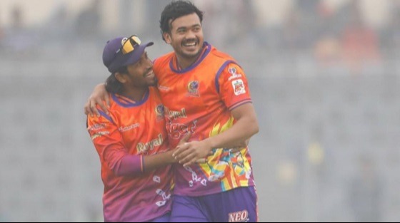 অধিনায়কত্ব থেকে সরে দাঁড়ালেন বিজয়