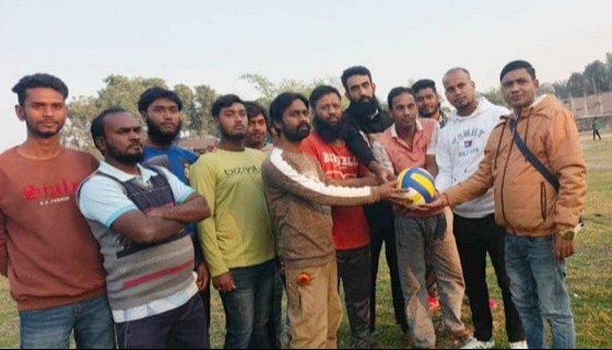 দৌলতপুরে ক্রীড়া সামগ্রী প্রদান