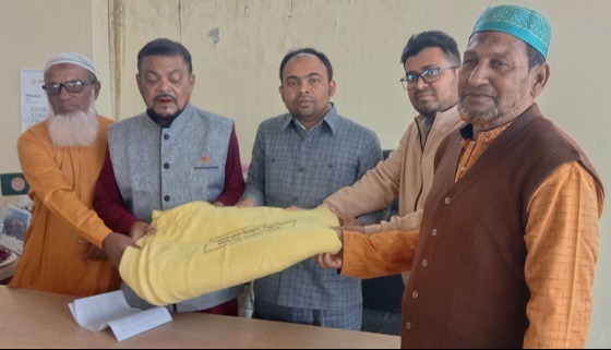 কয়রায় বীর মুক্তিযোদ্ধাদের মাঝে শীতবস্ত্র বিতরন