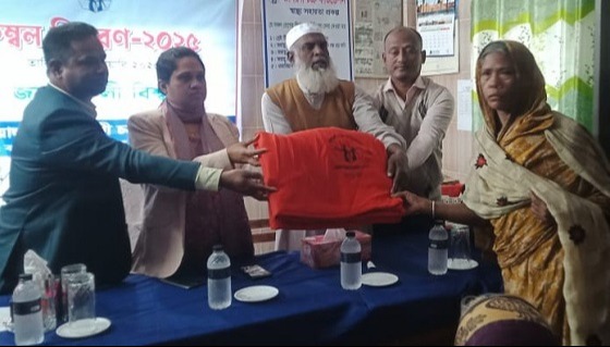 কয়রায় অসহায় ছন্নিমূল মানুষরে মাঝে কম্বল বতিরন