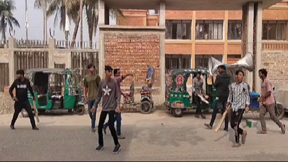 হামলা-ভাংচুরের প্রতিবাদ চলাকালে মানববন্ধনে ফের হামলা