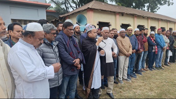 মা বাবা ভাইয়ের পাশেই চির নিদ্রায় আজাদ