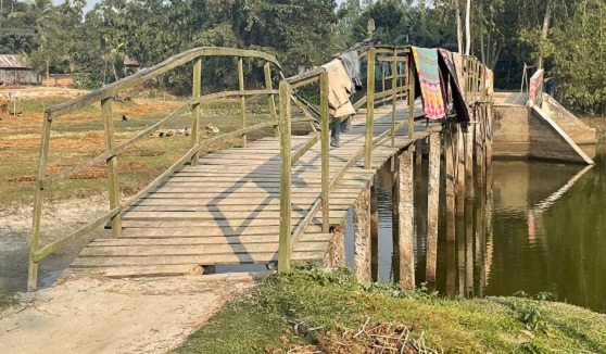 ঝুঁকি পূর্ণ ব্রিজ দিয়ে চলছে পারাপার