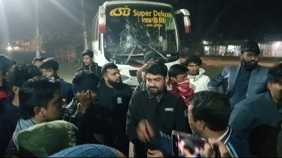 ইবিতে বাস আটকে ভাঙচুর