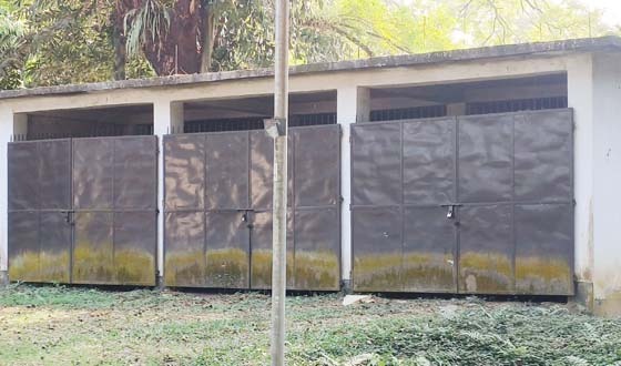 দুর্গাপুর স্বাস্থ্য কমপ্লেক্সে চালক না থাকায় অকেজো অ্যাম্বুলেন্স