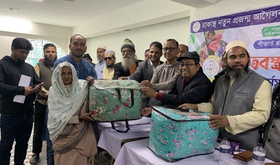 আগৈলঝাড়ার শীতার্থদের মাঝে শীতবস্ত্র বিতরণ