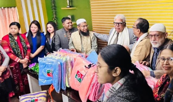 টাঙ্গাইল হাসপাতালে চিকিৎসাধীন দুস্থদের মাঝে শীতবস্ত্র বিতরণ