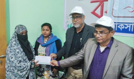 লাকসামে বন্যায় ক্ষতিগ্রস্তদের মধ্যে নগদ অর্থ বিতরণ